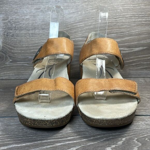 Abeo una wedges sandals - Gem Abeo Una  Tan Leather Women’s Sz 9N Alt Closure Circle Medallion Wedge Sandals
